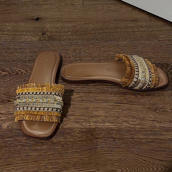 Women sandals. Aldo brand. Only worn once - Picture 2 of 3